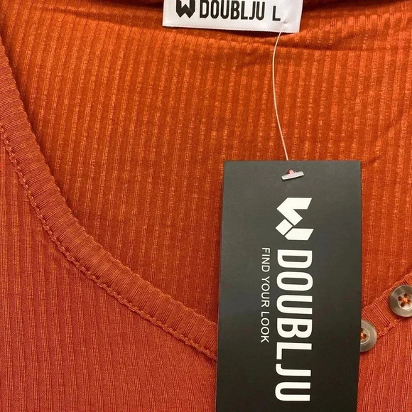 🆕Clay Fitted Ribbed Botton-Front Rust Tee L🆕 - Picture 4 of 5